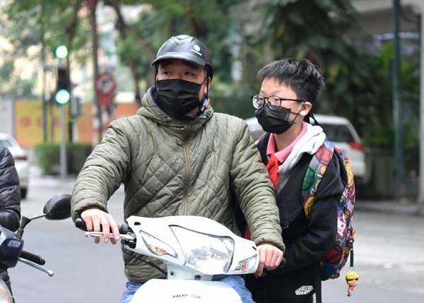 Hà Nội: Con học nửa ngày, phụ huynh đau đầu chuyện đón đưa