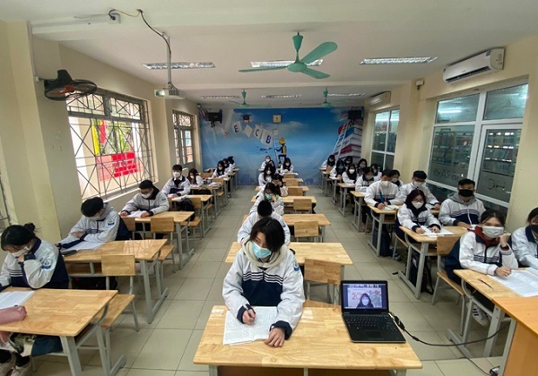 1 tuần trường học mở lại, éo le cảnh cô trò chuyển từ học trực tuyến ở nhà sang ở trường