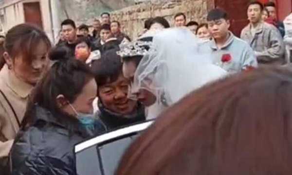 Đám cưới hỗn loạn vì cô dâu đòi chú rể hơn 240 triệu đồng