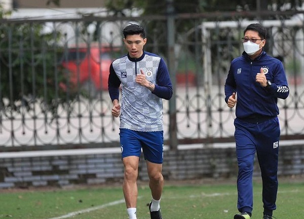 HLV CLB Hà Nội nói gì về khả năng trở lại thi đấu của Văn Hậu?