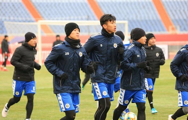 Bộ đôi hậu vệ của CLB Hà Nội dương tính với SARS-CoV-2