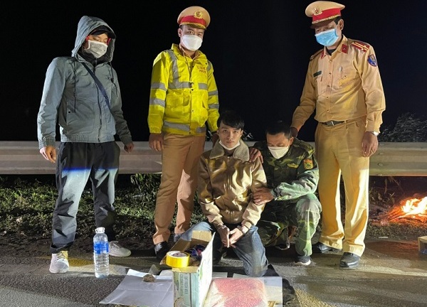 Ném 12.000 viên ma túy qua kính ô tô để phi tang