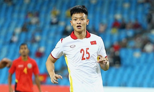Thủ môn Liêm Điều không biết phải đá tiền đạo, áo còn in sai tên nhưng tất cả là vì chiến thắng