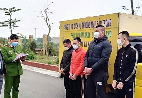 Chặn đầu ôtô bắt người, ép viết giấy vay nợ 180 triệu đồng