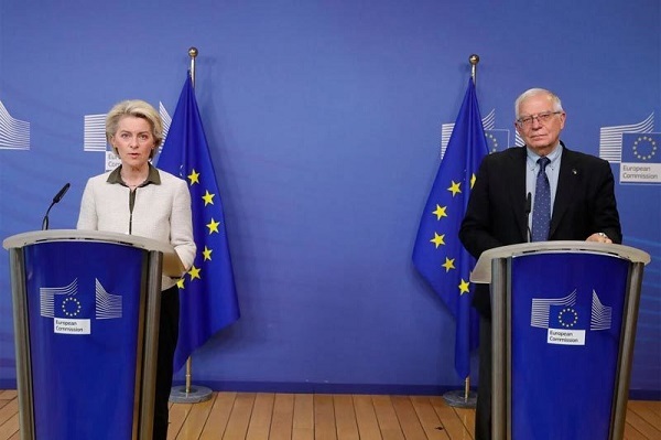 EU siết chặt trừng phạt với Nga, lần đầu tài trợ vũ khí cho Ukraine