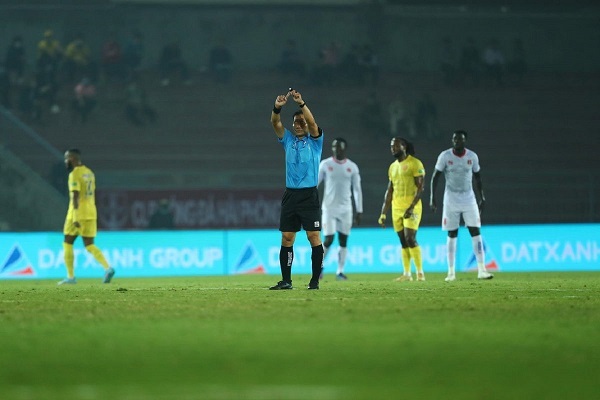 Trưởng ban Trọng tài VFF nói gì về tình huống