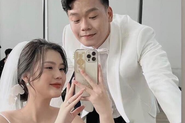 Trung vệ đội tuyển Việt Nam chụp ảnh cưới, sắp về chung nhà với bạn gái xinh đẹp