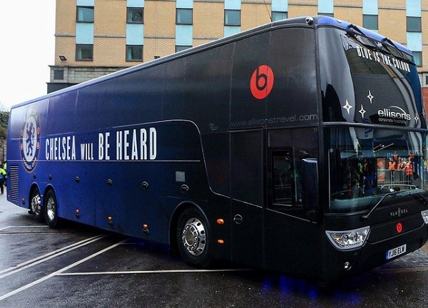 Chelsea bị đóng băng tài khoản ngân hàng, xe buýt cũng không thể đổ xăng