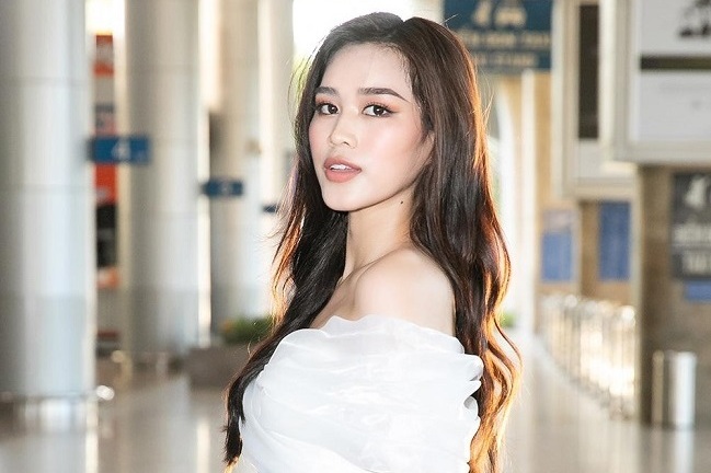 Đỗ Thị Hà diện váy trễ gợi cảm, khoe chân dài miên man trong ngày về nước