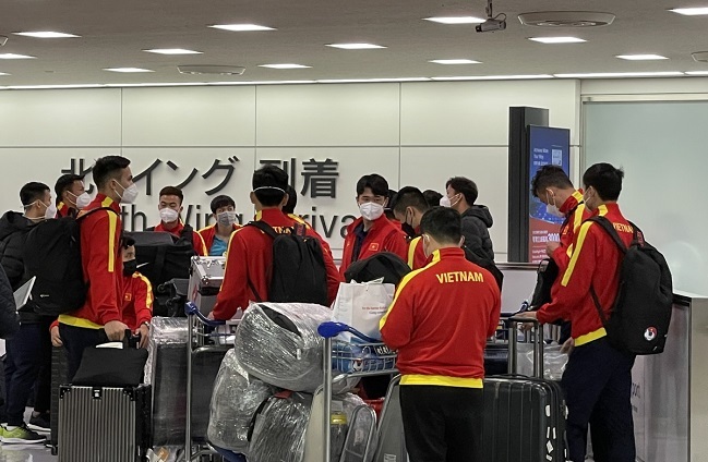 Đội tuyển Việt Nam đặt chân tới Nhật Bản, lo thiếu người trước lượt trận cuối