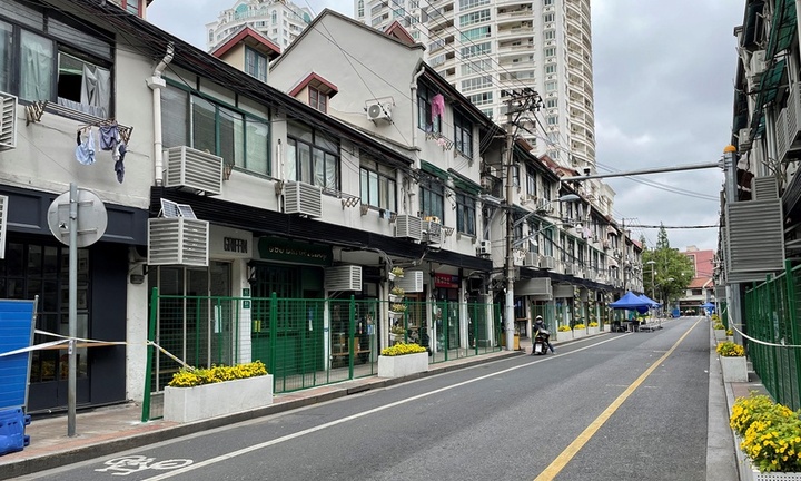 Thượng Hải dựng rào phong tỏa ca nhiễm, dân tìm niềm vui bằng cách trồng rau trong nhà