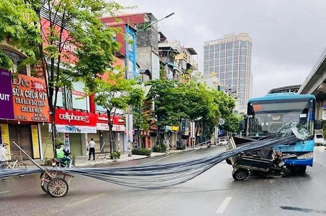 Hà Nội: Xe ba gác chở sắt đi ngược chiều đâm thủng kính xe buýt