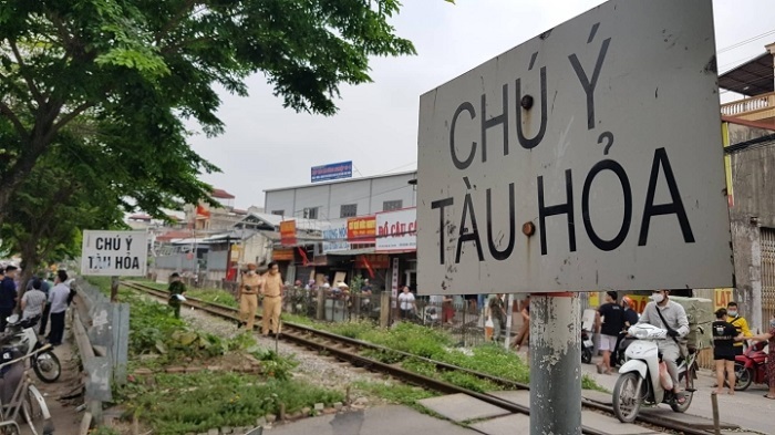 Hà Nội: Xe điện va chạm tàu hỏa, 2 học sinh 14 tuổi thương vong