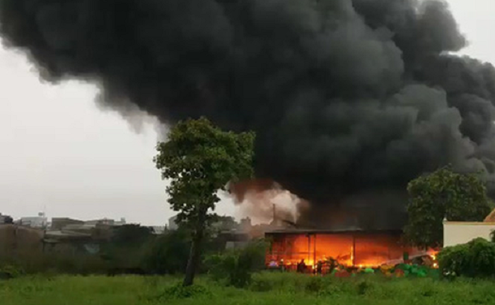 Kho chứa hàng rộng hàng trăm m2 ở huyện Bình Chánh bốc cháy trong mưa lớn