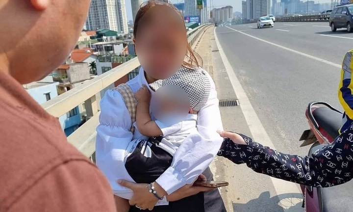 Xúc động trước nghĩa cử đẹp của nam tài xế khi kịp thời giúp đỡ 2 mẹ con trên cầu Nhật Tân