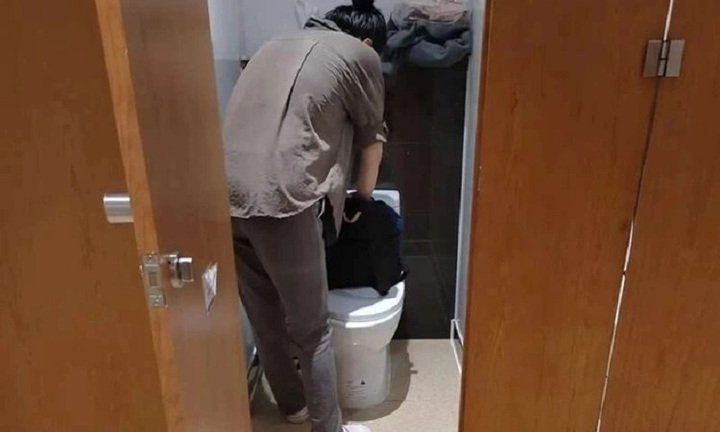 Thất nghiệp vì từng mắc COVID-19, người phụ nữ phải ngủ trong nhà vệ sinh công cộng