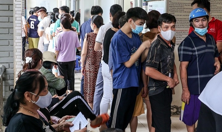 Người dân Hà Nội xếp hàng đông đúc đi tiêm vaccine ngừa COVID-19