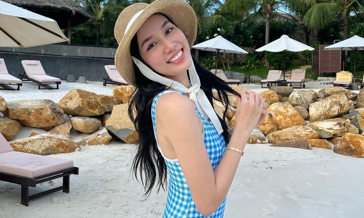 Á hậu Phương Anh, Đào Thị Hà khoe dáng vóc quyến rũ trên biển