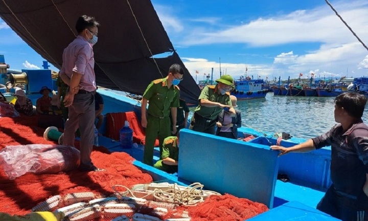5 ngư dân Ninh Thuận ngạt khí trong hầm tàu cá, 1 người tử vong