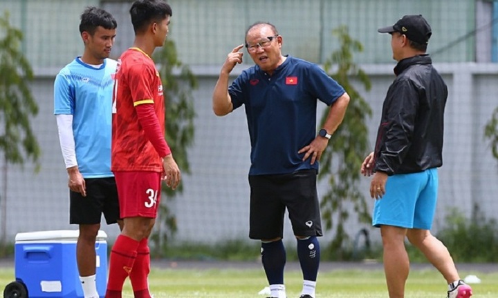 HLV Park Hang-seo nghiêm khắc chỉ dạy tiền đạo 