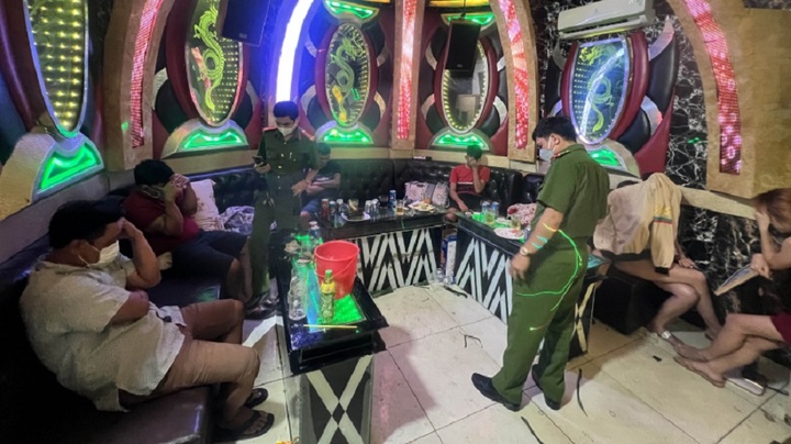 Đồng Nai: Đột kích quán karaoke, phát hiện hơn 20 người dương tính ma túy