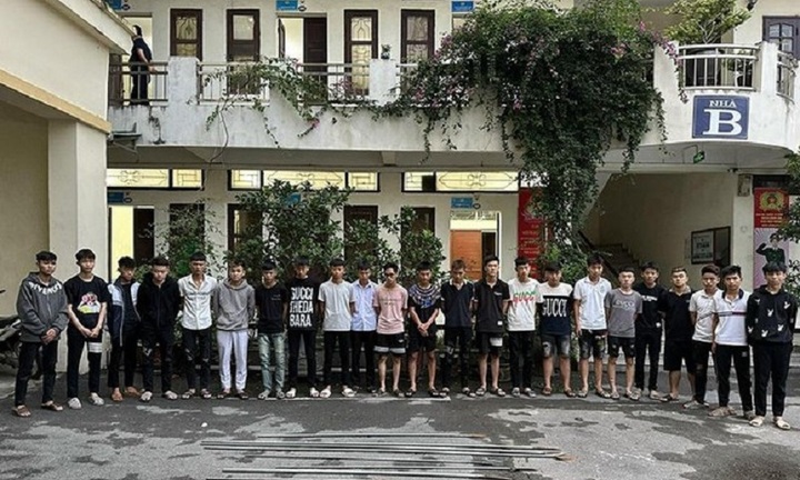 Hai nhóm thanh thiếu niên cầm hung khí hẹn nhau hỗn chiến trên quốc lộ