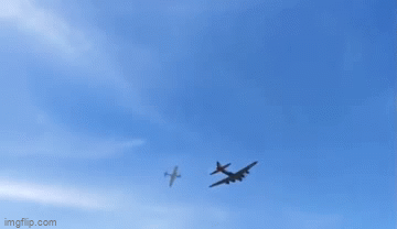 Mỹ: Tiêm kích va chạm với máy bay ném bom trên không