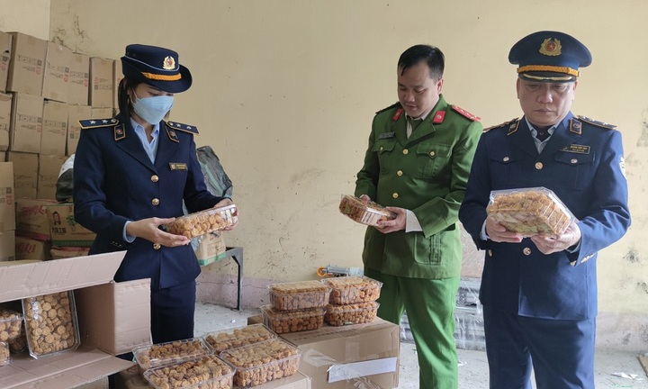 Phát hiện gần 1.500 hộp mì tôm chiên ăn liền không rõ nguồn gốc