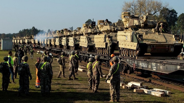 Mỹ điều hàng loạt xe tăng và thiết bị quân sự tới Đông Âu