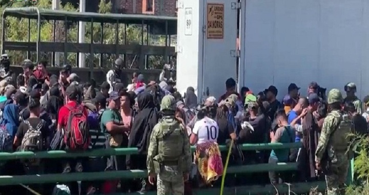 Mexico phát hiện 269 người di cư trốn trong xe đầu kéo
