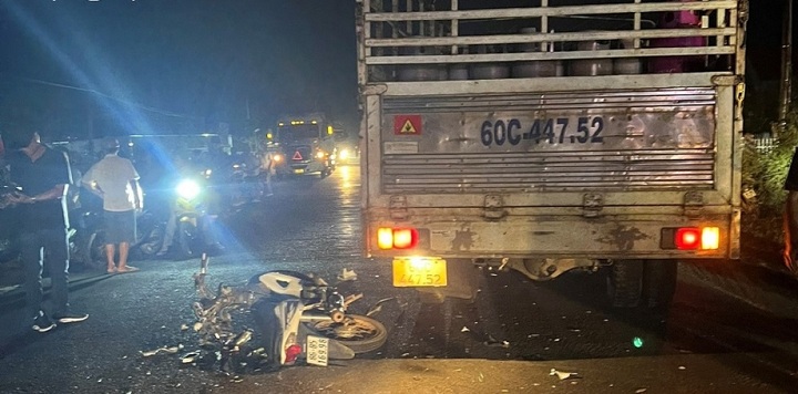 Một đoạn đường 2 vụ tai nạn giao thông liên tiếp, 5 người trong 2 gia đình thiệt mạng