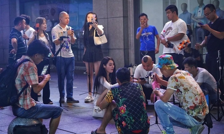 Cận cảnh trào lưu livetream xuyên đêm trên đường phố Trung Quốc