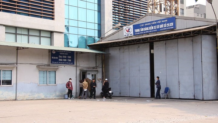 Thêm một trung tâm đăng kiểm ở Hà Nội bị khám xét, chủ xe ngậm ngùi ra về