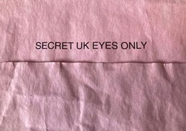 Tìm thấy tập tài liệu tuyệt mật dày 50 trang của Bộ Quốc phòng Anh ở trạm xe buýt