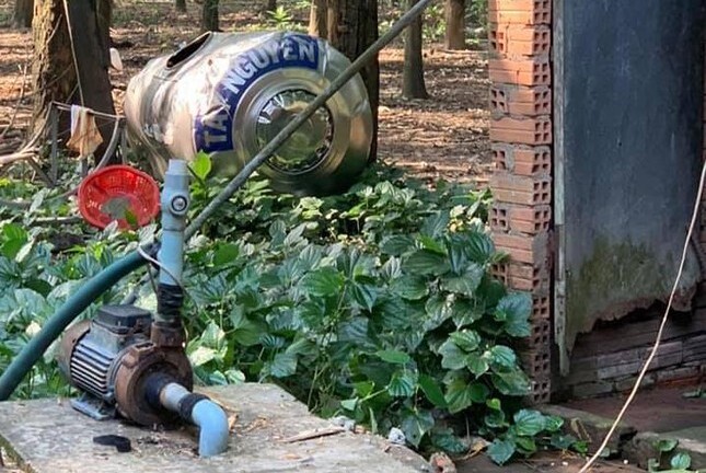 Bình Phước: Bồn nước sập đổ đè trúng 3 anh em, 1 trẻ tử vong