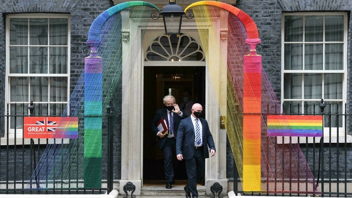 Thủ tướng Anh kêu gọi người dân học cách sống chung với COVID-19