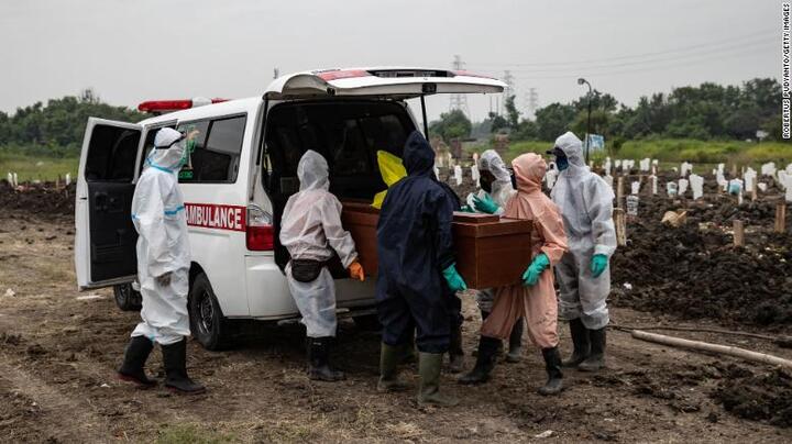 COVID-19 bùng phát nghiêm trọng ở Indonesia, nhiều bệnh nhân tử vong tại nhà vì thiếu oxy