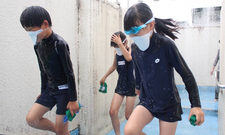 Để học sinh nam và nữ thay đồ chung, phụ huynh và trường học có ý kiến gì?