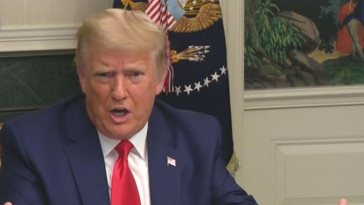 Cựu Tổng thống Trump từng muốn làm điều này với người lộ thông tin ông trốn xuống hầm để né người biểu tình