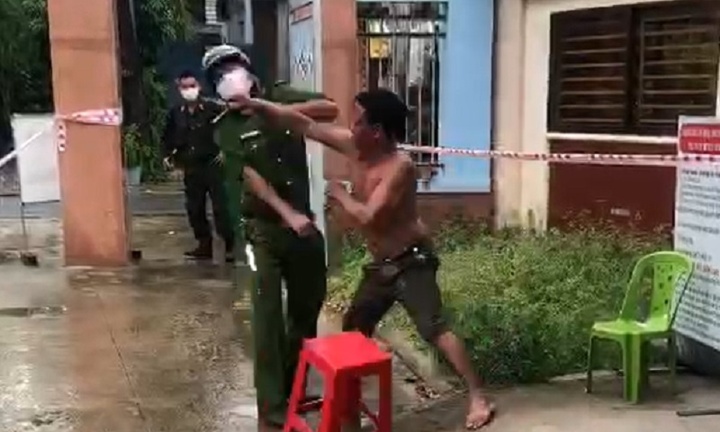 Bị nhắc nhở đeo khẩu trang, đối tượng hung hăng đấm vào mặt công an
