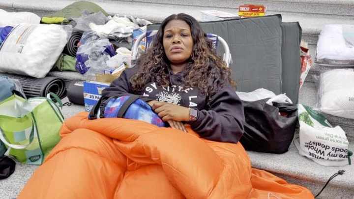 Nữ nghị sĩ ngủ qua đêm trên bậc thềm Điện Capitol khiến dư luận Mỹ tò mò nguyên nhân phía sau