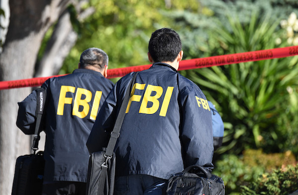 Đặc vụ FBI dùng ảnh 