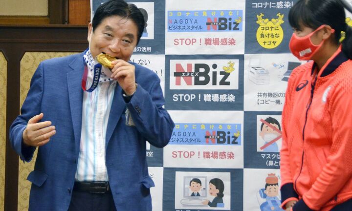 Cắn huy chương vàng của VĐV Olympic, quan chức Nhật Bản bị chỉ trích gay gắt