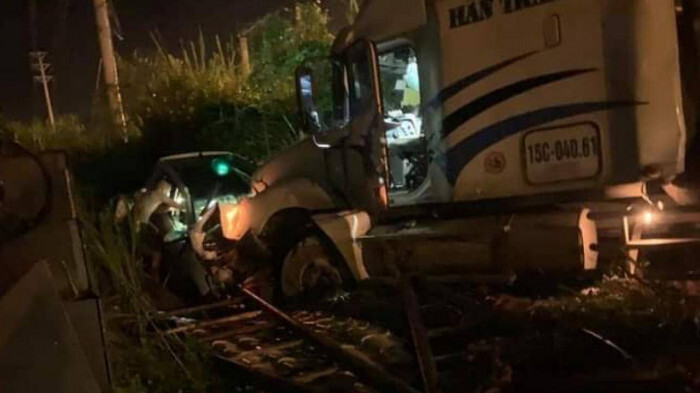 Tin tức tai nạn giao thông ngày 15/8: Bị xe container đâm bẹp, tài xế xe con mắc kẹt trong cabin