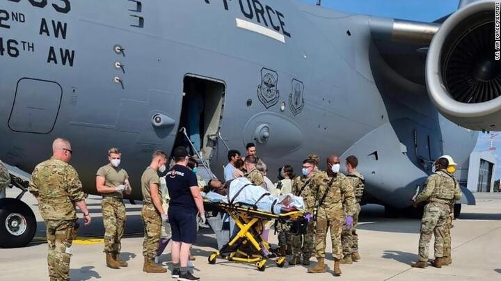 Sản phụ Afghanistan sinh con trên chuyến bay sơ tán của Mỹ