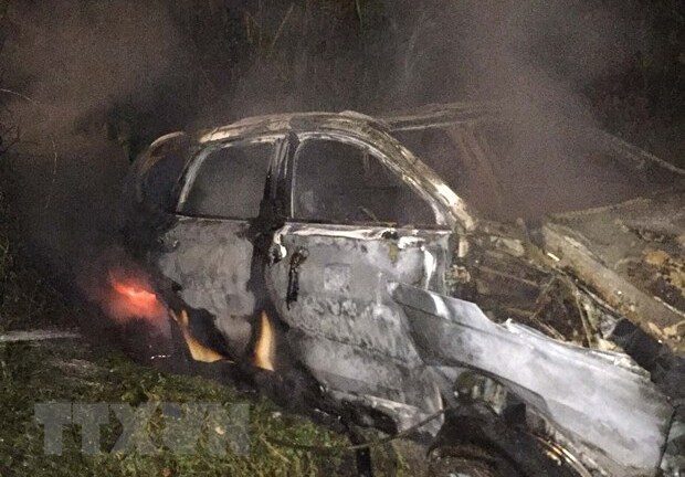 Tin tức tai nạn giao thông ngày 25/8: Ô tô đâm vào ống cống ven đường bốc cháy, 3 người thoát chết