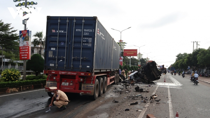 Tin tức tai nạn giao thông ngày 27/8: Xe container tông vào xe bơm bê tông ở Bình Phước, 3 người thương vong