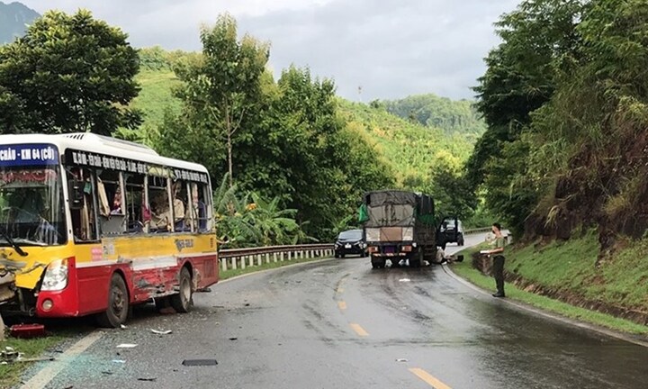 Tin tức tai nạn giao thông ngày 28/8: Xe khách chở 6 nhân viên y tế gặp nạn ở trung tâm TP.HCM