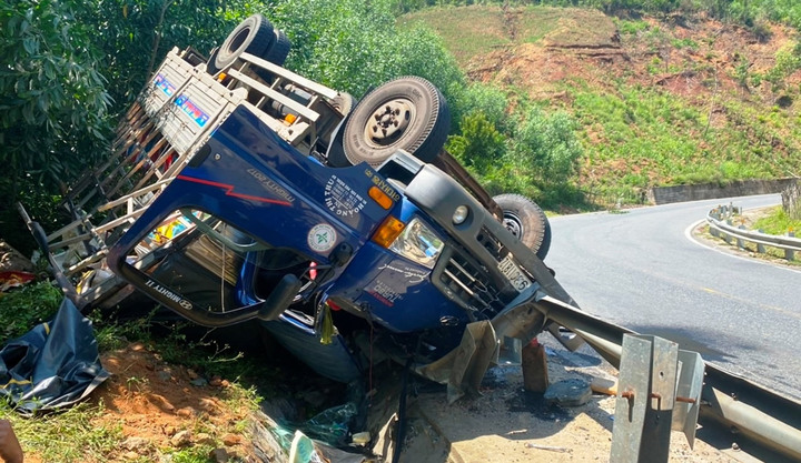 Tin tức tai nạn giao thông ngày 29/8: Xe tải mất lái trên đường Hồ Chí Minh, 3 người bị thương