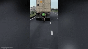 Video: Thót tim cảnh xe đạp liều lính bám đuôi xe container